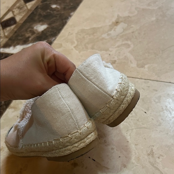 Elegant Cream and Black Espadrilles - Picture 4 of 6